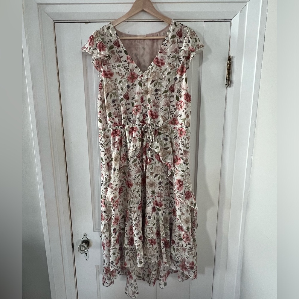 Vintage floral + Swiss dot patterned garden party dress 🌿